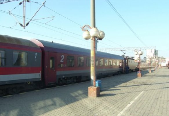 În România trenurile întârzie, indiferent de anotimp. Călătorii s-au obişnuit